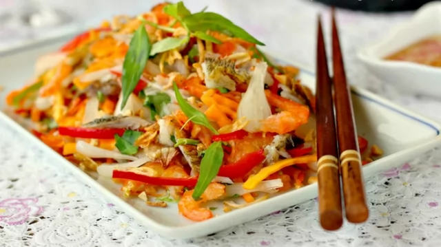 Món gỏi tôm khô dưa kiệu hấp dẫn