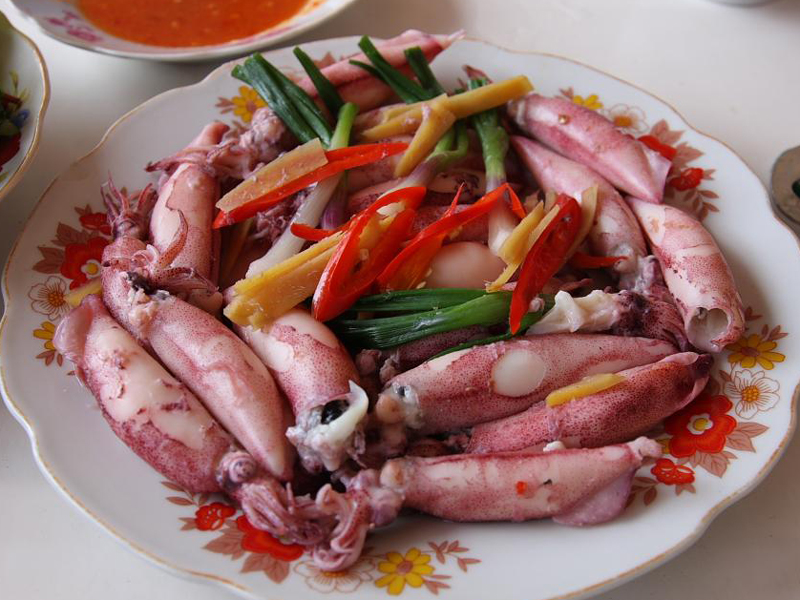 Mực trứng sữa luộc.